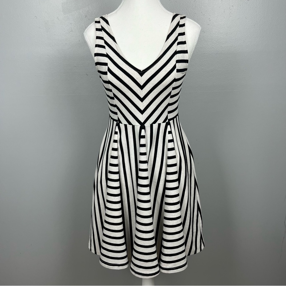 Anthropologie Saturday Sunday gray black striped keyhole back full skirt, XSP.